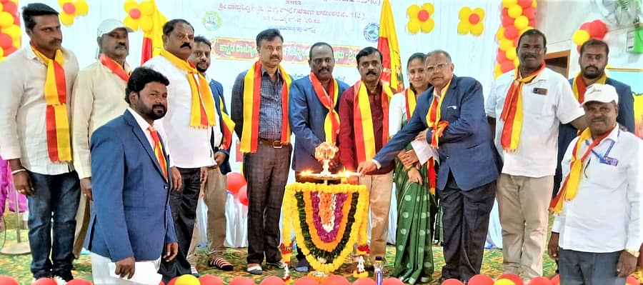 ತರೀಕೆರೆ ಪಟ್ಟಣದ ಶೃಂಗೇರಿ ಶಾರದಾ ಸಭಾಭವನದಲ್ಲಿ ತರೀಕೆರೆ-ಅಜ್ಜಂಪುರ ಎಂಜಿನಿಯರ್ಸ್ ಅಸೋಸಿಯೇಷನ್, ಶ್ರೀವಾಸ್ತುಶಿಲ್ಪ ಕಟ್ಟಡ ಮತ್ತು ಇತರೆ ನಿರ್ಮಾಣ ಕಾರ್ಮಿಕರ ಸಂಘದ ವತಿಯಿಂದ ಕರ್ನಾಟಕ ರಾಜ್ಯೋತ್ಸವ-ಕನ್ನಡ ನಿತ್ಯೋತ್ಸವ ಕಾರ್ಯಕ್ರಮವನ್ನು ಹಮ್ಮಿಕೊಳ್ಳಲಾಗಿತ್ತು