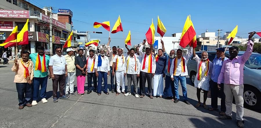 ಹನೂರು ತಾಲ್ಲೂಕಿನ ಕಾಡಂಚಿನ ಗ್ರಾಮಗಳಿಗೆ ಮೂಲನೌಕರ್ಯ ಕಲ್ಪಿಸಬೇಕು ಎಂದು ಒತ್ತಾಯಿಸಿ ಕರ್ನಾಟಕ ಸೇನಾ ಪಡೆ ಕಾರ್ಯಕರ್ತರು ಮಂಗಳವಾರ ಇಲ್ಲಿ ಪ್ರತಿಭಟನೆ ನಡೆಸಿದರು