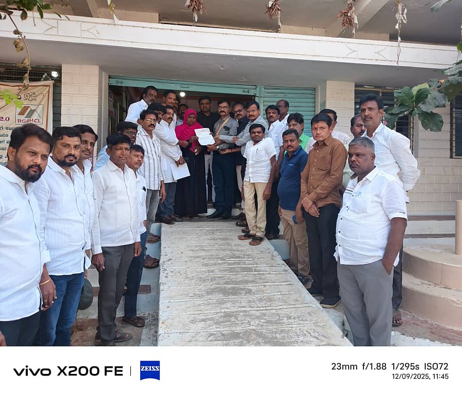 ಕನಕಗಿರಿಯ ವೀರಶೈವ ಲಿಂಗಾಯತ ಸಮಾಜದ ಮಹಾಸಭಾದವರು ನಿವೇಶನ ನೀಡುವಂತೆ ಪಟ್ಟಣ ಪಂಚಾಯಿತಿ ಅಧ್ಯಕ್ಷೆ ಹುಸೇನಬೀ ಹಾಗೂ ಮುಖ್ಯಾಧಿಕಾರಿ ಲಕ್ಣ್ಮಣ ಕಟ್ಟಿಮನಿ ಅವರಿಗೆ ಮನವಿ ಸಲ್ಲಿಸಿದರು