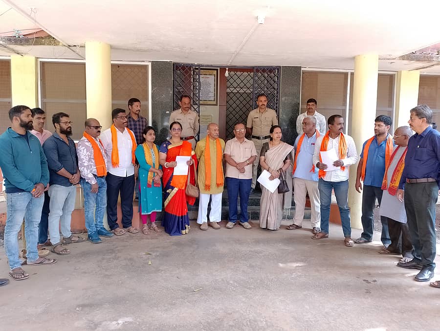 ಕರ್ನಾಟಕ ಜಾನುವಾರು ಹತ್ಯೆ ಪ್ರತಿಬಂಧಕ ಹಾಗೂ ಸಂರಕ್ಷಣಾ ಕಾಯಿದೆ 2020ರ ಪ್ರಸ್ತಾವಿತ ತಿದ್ದುಪಡಿಯು ವಿರೋಧಿಸಿ ವಿಶ್ವ ಹಿಂದೂ ಪರಿಷತ್ ಕಾರ್ಯಕರ್ತರು ಶಿರಸಿಯಲ್ಲಿ ಪ್ರತಿಭಟಿಸಿದರು