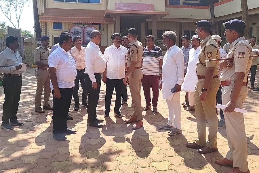 ಲಕ್ಷ್ಮೇಶ್ವರಕ್ಕೆ ಮುಖ್ಯಮಂತ್ರಿ ಸಿದ್ದರಾಮಯ್ಯನವರು ಸ್ಕೂಲ್ ಚಂದನ್ಕ್ಕೆ ಆಗಮಿಸುತ್ತಿರುವ ಹಿನ್ನಲೆಯಲ್ಲಿ ಮಂಗಳವಾರ ಜಿಲ್ಲಾಧಿಕಾರಿ ಸಿ.ಎನ್. ಶ್ರೀಧರ ಅವರು ಶಾಲೆಗೆ ಭಠಿ ನೀಡಿ ಪರಿಶೀಲಿಸಿದರು