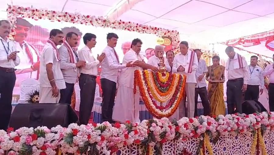 ಭಟ್ಕಳ ತಾಲ್ಲೂಕಿನ ಮುರ್ಡೇಶ್ವರದ ರಾಘವೇಶ್ವರ ಹವ್ಯಕ ಸಭಾಭವನದಲ್ಲಿ ಧರ್ಮಸ್ಥಳ ಗ್ರಾಮಾಭಿವೃದ್ಧಿ ಟ್ರಸ್ಟ್ ವತಿಯಿಂದ ನಡೆದ ಮದ್ಯವರ್ಜನ ಶಿಬಿರದ ಸಮಾರೋಪ ಸಮಾರಂಭವನ್ನು ಧರ್ಮಸ್ಥಳ ಧರ್ಮಾಧಿಕಾರಿ ವಿರೇಂದ್ರ ಹೆಗ್ಗಡೆ ಉದ್ಘಾಟಿಸಿದರು