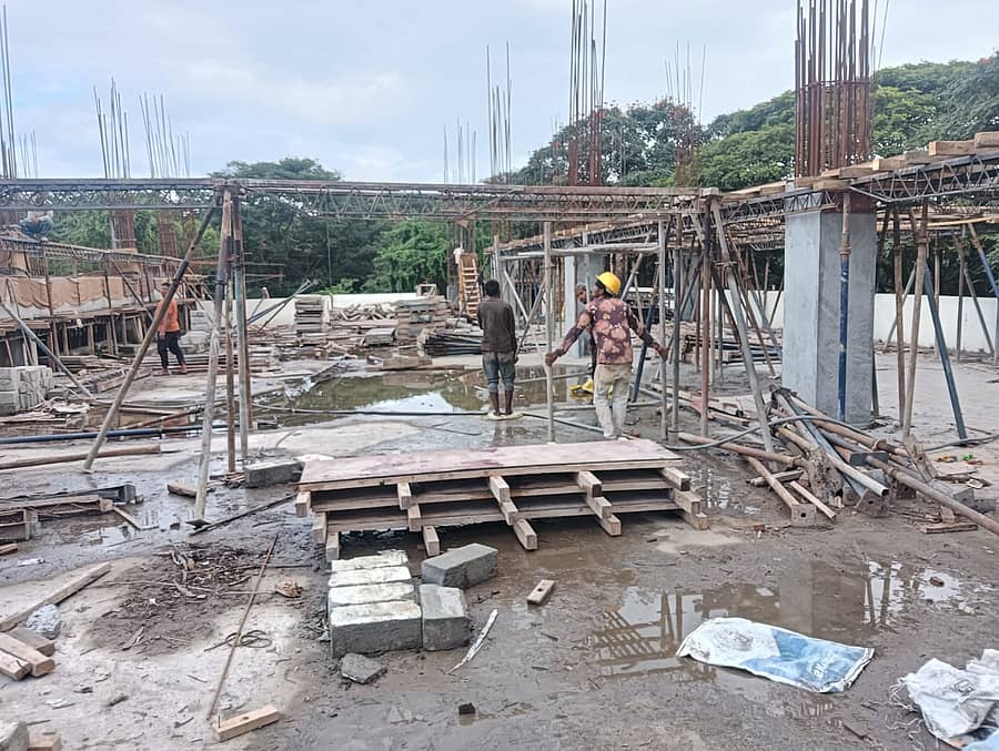 ಬಹುಮಹಡಿ ಪಾರ್ಕಿಂಗ್ ಕಟ್ಟಡದ ಕಾಮಗಾರಿ ನಡೆಸುತ್ತಿರುವ ಕಾರ್ಮಿಕರು