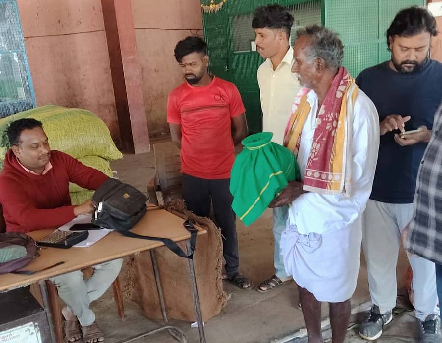 ಬಾಗೇಪಲ್ಲಿ ಎಪಿಎಂಸಿಯಲ್ಲಿ ರೈತರು, ಮಂಡಿ ಮಾಲೀಕರು, ವ್ಯಾಪಾರಸ್ಥರು ದೇಣಿಗೆ ಸಂಗ್ರಹಿಸುತ್ತಿರುವುದು