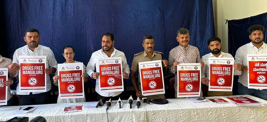 ನಶೆ ಮುಕ್ತ ಮಂಗಳೂರು ಅಭಿಯಾನದ ಭಿತ್ತಿಪತ್ರವನ್ನು ಸುಹೈಲ್ ಕಂದಕ್, ರವೀಶ್ ನಾಯಕ್ ಮತ್ತಿತರರು ಮಂಗಳೂರಿನಲ್ಲಿ ಮಂಗಳವಾರ ಬಿಡುಗಡೆ ಮಾಡಿದರು: ಪ್ರಜಾವಾಣಿ ಚಿತ್ರ