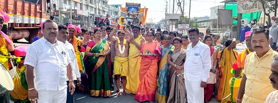 ಕಾರಟಗಿಯಲ್ಲಿ ಮೌನೇಶ್ವರ ಜಯಂತಿ ನಿಮಿತ್ತ ಮಂಗಳವಾರ ವಿಶ್ವಕರ್ಮ ಸಮಾಜದವರ ನೇತೃತ್ವದಲ್ಲಿ ಮೌನೇಶ್ವರರ ಮೆರವಣಿಗೆಯು ಪೂರ್ಣಕುಂಭ, ಕಳಸದೊಂದಿಗೆ ಸಂಭ್ರಮದೊಂದಿಗೆ ನಡೆಯಿತು