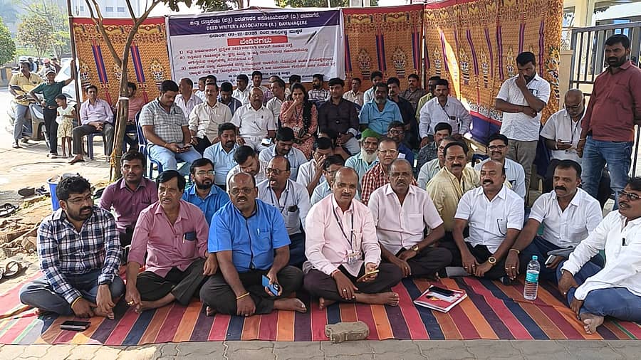 ದಾವಣಗೆರೆಯ ಉಪನೋಂದಣಾಧಿಕಾರಿ ಕಚೇರಿ ಎದುರು ಜಿಲ್ಲಾ ದಸ್ತಾವೇಜು ಬರಹಗಾರರ ಒಕ್ಕೂಟದ ಸದಸ್ಯರು ಮಂಗಳವಾರ ಧರಣಿ ನಡೆಸಿದರು