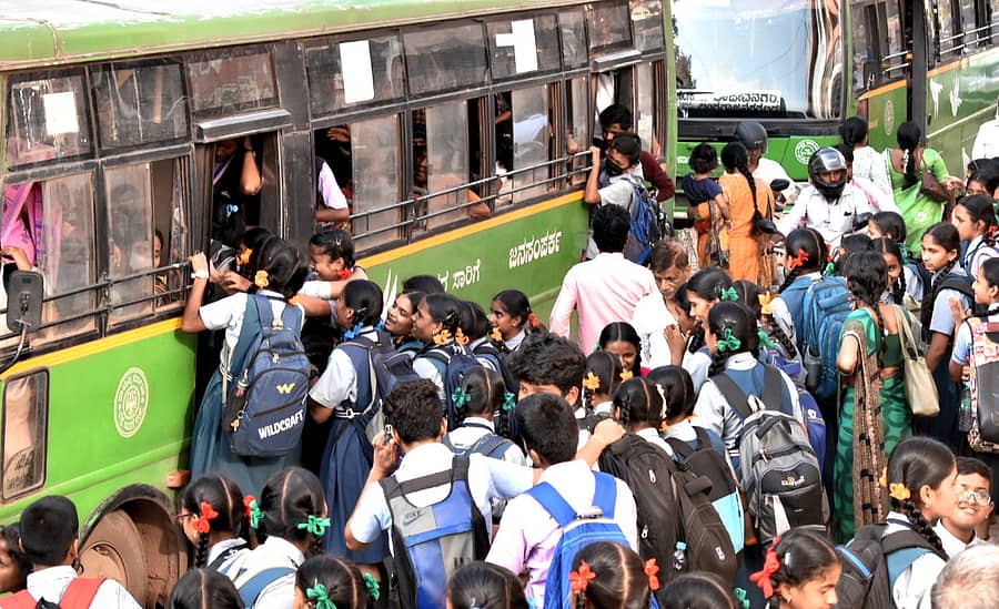 ಹುಬ್ಬಳ್ಳಿಯಲ್ಲಿ ಸೋಮವಾರ ಬಸ್ ಹತ್ತಲು ಹರಸಾಹಸ ಪಟ್ಟ ವಿದ್ಯಾರ್ಥಿಗಳು –ಪ್ರಜಾವಾಣಿ ಚಿತ್ರ: ಗೋವಿಂದರಾಜ ಜವಳಿ