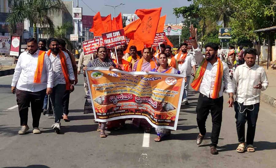 ವಿಶ್ವ ಹಿಂದೂ ಪರಿಷತ್, ಬಿಜೆಪಿ, ಹಿಂದುತ್ವ ಪರ ಸಂಘಟನೆಗಳ ಕಾರ್ಯಕರ್ತರು ಹಾಸನದಲ್ಲಿ ಮಂಗಳವಾರ ಪ್ರತಿಭಟನೆ ನಡೆಸಿದವು