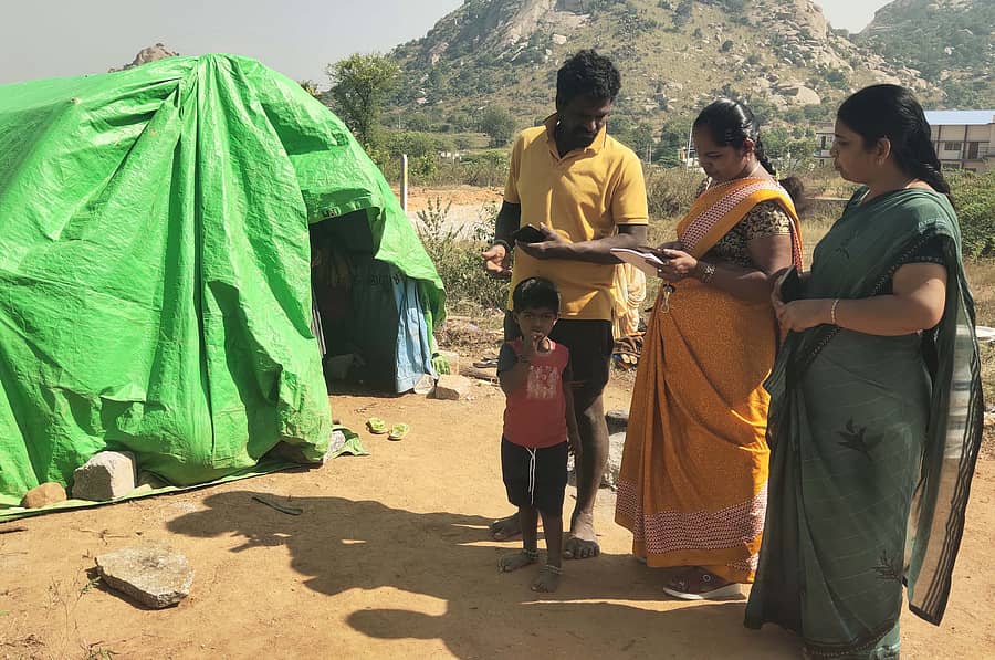 ಬಾಗೇಪಲ್ಲಿ ಪಟ್ಟಣದ ಹೊರವಲಯದಲ್ಲಿನ ಟೆಂಟ್ಗಳಲ್ಲಿ ವಾಸ ಮಾಡುವ ವಲಸೆ ಕಾರ್ಮಿಕರ ಜೊತೆ ಅಂಗನವಾಡಿ ಮೇಲ್ವಿಚಾರಕಿ ಅನ್ಸೂಬಾಯಿ, ಶಿಕ್ಷಕಿ ಡಿ.ಎ. ಅನಿತ ಸಮಾಲೋಚನೆ