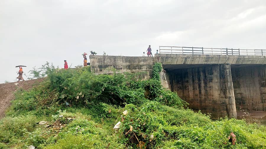 ಚಿಂಚೋಳಿ ಪಟ್ಟಣದ ಸುಲೇಪೇಟ ಹಳೆ ದಾರಿಗೆ ನಿರ್ಮಿಸಿದ ಸೇತುವೆ ಅಪೂರ್ಣವಾಗಿರುವುದು