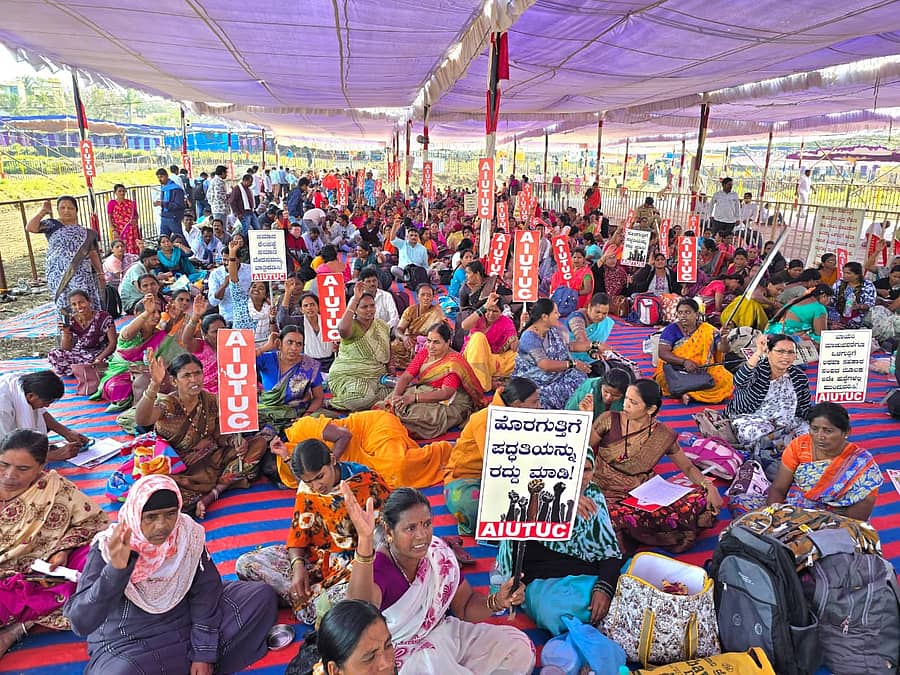<div class="paragraphs"><p>ಬೆಳಗಾವಿಯ ಸುವರ್ಣ ವಿಧಾನಸೌಧ ಬಳಿ ಇರುವ ವೇದಿಕೆಯಲ್ಲಿ ಆಲ್ ಇಂಡಿಯಾ ಯೂನೈಟೆಡ್ ಟ್ರೇಡ್ ಯೂನಿಯನ್ ಸೆಂಟರ್ನವರು ಮಂಗಳವಾರ ಪ್ರತಿಭಟನೆ ನಡೆಸಿದರು</p></div>