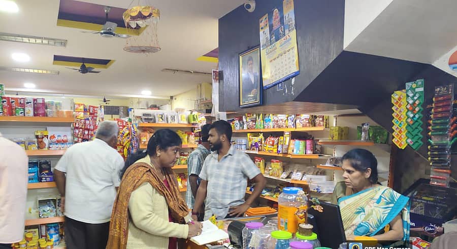 ಮುಳಬಾಗಿಲು ನಗರದಲ್ಲಿ ನಗರಸಭೆ ಹಾಗೂ ಕೋಲಾರಮ್ಮ ಸ್ವಚ್ಛತಾ ಕಾರ್ಯಪಡೆಯಿಂದ ಅಂಗಡಿಗಳ ಮೇಲೆ ದಾಳಿ ನಡೆಸಿ ಪ್ಲಾಸ್ಟಿಕ್ ವಶಕ್ಕೆ ಪಡೆದರು