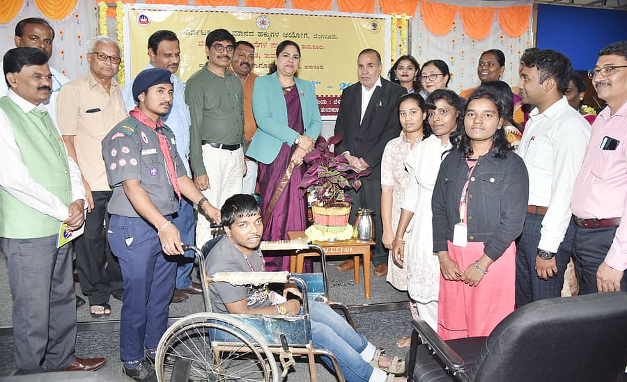 ತುಮಕೂರಿನ ವಿದ್ಯೋದಯ ಕಾನೂನು ಕಾಲೇಜಿನಲ್ಲಿ ಬುಧವಾರ ರಾಜ್ಯ ಮಾನವ ಹಕ್ಕುಗಳ ಆಯೋಗ, ಕಾನೂನು ಸೇವಾ ಪ್ರಾಧಿಕಾರದಿಂದ ವಿಶ್ವ ಮಾನವ ಹಕ್ಕುಗಳ ದಿನ ಆಚರಿಸಲಾಯಿತು. ನ್ಯಾಯಾಧೀಶರಾದ ನೂರುನ್ನೀಸಾ, ಕಾಲೇಜು ಸಿಇಒ ಕೆ.ಚಂದ್ರಣ್ಣ, ಪ್ರಾಂಶುಪಾಲರಾದ ಶಮಾ ಸೈಯದಿ ಇತರರು ಉಪಸ್ಥಿತರಿದ್ದರು