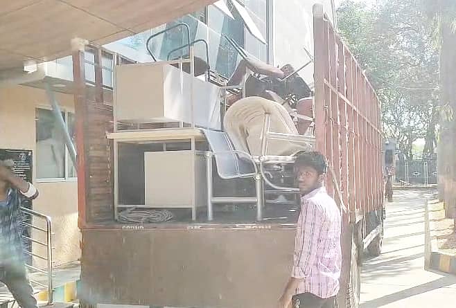 ತುಮಕೂರು– ದಾವಣಗೆರೆ ರೈಲ್ವೆ ಯೋಜನೆಯ ವಿಶೇಷ ಭೂ ಸ್ವಾಧೀನ ಅಧಿಕಾರಿ ಕಚೇರಿ ಪೀಠೋಪಕರಣವನ್ನು ಬುಧವಾರ ಜಪ್ತಿ ಮಾಡಲಾಯಿತು