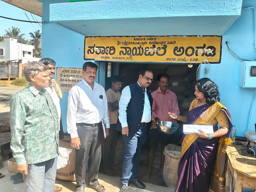 ತುಮಕೂರಿನ ದಿಬ್ಬೂರು ನ್ಯಾಯಬೆಲೆ ಅಂಗಡಿಯಲ್ಲಿ ಬುಧವಾರ ಹೆಚ್ಚುವರಿ ಜಿಲ್ಲಾಧಿಕಾರಿ ಎನ್.ತಿಪ್ಪೇಸ್ವಾಮಿ, ಆಹಾರ ಇಲಾಖೆ ಜಂಟಿ ನಿರ್ದೇಶಕಿ ಸೌಮ್ಯ ಪಡಿತರ ಗುಣಮಟ್ಟ ಪರಿಶೀಲಿಸಿದರು