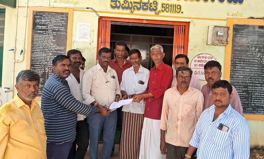 <div class="paragraphs"><p>ರಾಣೆಬೆನ್ನೂರು ತಾಲ್ಲೂಕಿನ ತುಮ್ಮನಕಟ್ಟಿ ಗ್ರಾಮದ ಮಧ್ಯಭಾಗದಲ್ಲಿ ಹಾದು ಹೋಗಿರುವ ತುಮ್ಮಿನಕಟ್ಟಿ-ಹೊನ್ನಾಳಿ ರಸ್ತೆ ಅಗಲೀಕರಣ ಮಾಡುವದನ್ನು ವಿರೋಧಿಸಿ ಗ್ರಾಮ ಪಂಚಾಯಿತಿ ದ್ವಿತೀಯ ದರ್ಜೆ ಸಹಾಯಕ ನಾಗೇಂದ್ರಪ್ಪ ಚಲವಾದಿ ಅವರಿಗೆ ಗ್ರಾಮಸ್ಥರು ಮನವಿ ಸಲ್ಲಿಸಿದರು. </p></div>