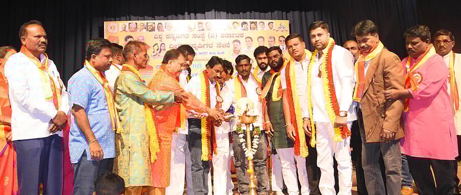 <div class="paragraphs"><p>ಬೀದರ್ನಲ್ಲಿ ಏರ್ಪಡಿಸಿದ್ದ ಗಡಿ ಕನ್ನಡಿಗರ ಉತ್ಸವವನ್ನು ಕರ್ನಾಟಕ ಪರ ಸಂಘಟನೆಗಳ ಒಕ್ಕೂಟದ ರಾಜ್ಯಾಧ್ಯಕ್ಷ ವಿಶ್ವನಾಥ ಜಿ.ಪಿ. ಉದ್ಘಾಟಿಸಿದರು</p></div>