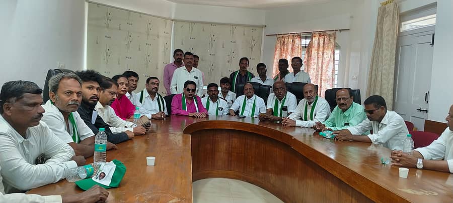 ಸೊರಬ ಪಟ್ಟಣದ ಪ್ರವಾಸಿ ಮಂದಿರದಲ್ಲಿ ಜೆಡಿಎಸ್ ಮುಖಂಡರ ಸಭೆ ನಡೆಯಿತು