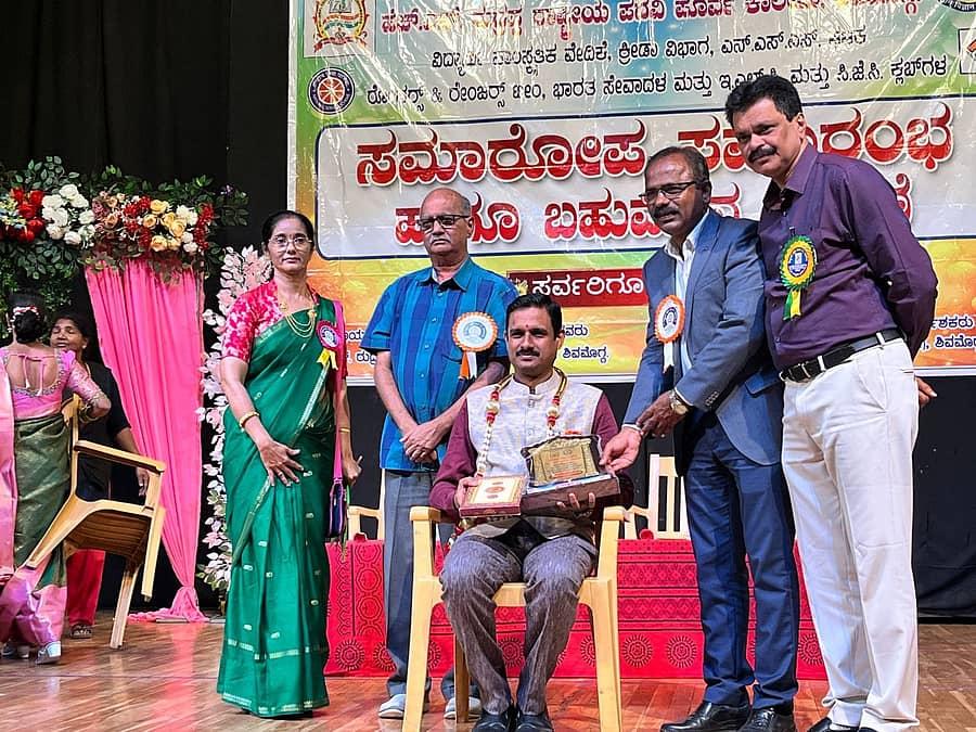 ಶಿವಮೊಗ್ಗದ ಕುವೆಂಪು ರಂಗಮಂದಿರದಲ್ಲಿ ಬುಧವಾರ ಹೆಚ್.ಎಸ್.ರುದ್ರಪ್ಪ ಪದವಿಪೂರ್ವ ಕಾಲೇಜಿನ ವತಿಯಿಂದ ವಿದ್ಯಾರ್ಥಿ ಸಾಂಸ್ಕೃತಿಕ ವೇದಿಕೆ, ಕ್ರೀಡಾ ವಿಭಾಗದ ಸಮಾರೋಪ ಸಮಾರಂಭ ನಡೆಯಿತು