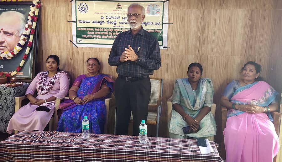 ಬಾಗೇಪಲ್ಲಿ ಬಾಲಕರ ವಿದ್ಯಾರ್ಥಿ ನಿಲಯದಲ್ಲಿ ಬುಧವಾರ ಹಮ್ಮಿಕೊಂಡಿದ್ದ ಮಹಿಳೆಯರ ಜಾಗೃತಿ ಕಾರ್ಯಕ್ರಮದಲ್ಲಿ ದಿ ವಿಟ್ನೆಟ್ ಟ್ರಸ್ಟ್, ಮಹಿಳಾ ಸಾಂತ್ವನ ಕೇಂದ್ರದ ಸಂಸ್ಥಾಪಕ, ಹಿರಿಯ ವಕೀಲ ಎ.ಜಿ.ಸುಧಾಕರ್ ಮಾತನಾಡಿದರು