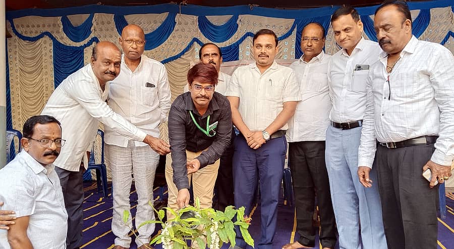 ಹೂವಿನಹಡಗಲಿಯಲ್ಲಿ ಆಯೋಜಿಸಿದ್ದ ಆದಾಯ ತೆರಿಗೆ ಜಾಗೃತಿ ಸಭೆಯನ್ನು ಹೊಸಪೇಟೆಯ ಆದಾಯ ತೆರಿಗೆ ಅಧಿಕಾರಿ ಕೆ.ಲೋಕೇಶ್ ಉದ್ಘಾಟಿಸಿದರು