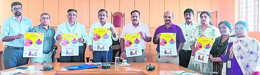 <div class="paragraphs"><p>ರಾಮನಗರದ ಜಿಲ್ಲಾಧಿಕಾರಿ ಕಚೇರಿ ಸಭಾಂಗಣದಲ್ಲಿ ಪಲ್ಸ್ ಪೋಲಿಯೋ ಕಾರ್ಯಕ್ರಮದ ಕುರಿತು ಮಂಗಳವಾರ ಹಮ್ಮಿಕೊಂಡಿದ್ದ ಜಿಲ್ಲಾ ಮಟ್ಟದ ಲಸಿಕಾ ಕಾರ್ಯಪಡೆ ಸಮಿತಿ ಸಭೆಯಲ್ಲಿ ಹೆಚ್ಚುವರಿ ಜಿಲ್ಲಾಧಿಕಾರಿ ಆರ್. ಚಂದ್ರಯ್ಯ ಅವರು ಪೋಲಿಯೊ ಅಭಿಯಾನದ ಪೋಸ್ಟರ್ಗಳನ್ನು ಬಿಡುಗಡೆ ಮಾಡಿದರು.</p></div>