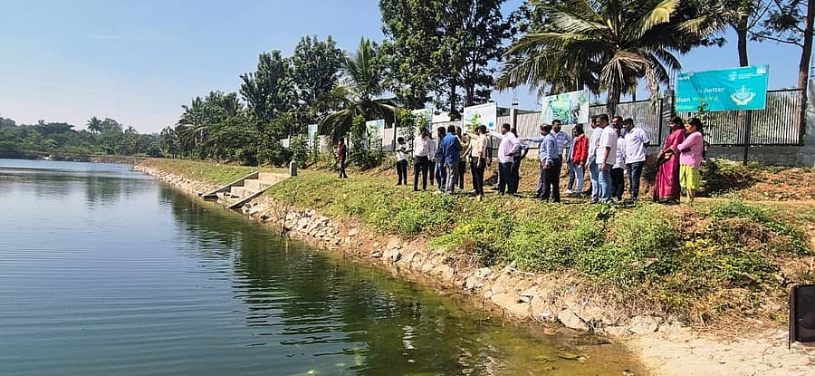 ಗುಜರಾತ್ ರಾಜ್ಯದ ಸಹಾಯಕ ತಾಂತ್ರಿಕ ವಿಭಾಗದ ಸದಸ್ಯರ ತಂಡ ಹುಣಸೂರು ತಾಲ್ಲೂಕಿನ ಬನ್ನಿಕುಪ್ಪೆ ಗ್ರಾಮಕ್ಕೆ ಬುಧವಾರ ಭೇಟಿ ನೀಡಿ ನರೇಗಾ ಯೋಜನೆಯಲ್ಲಿ ಜೀರ್ಣೋದ್ಧಾರಗೊಂಡ ಬನ್ನಿಕುಪ್ಪೆ ದನಗಳ ಕೆರೆ ವೀಕ್ಷಿಸಿತು