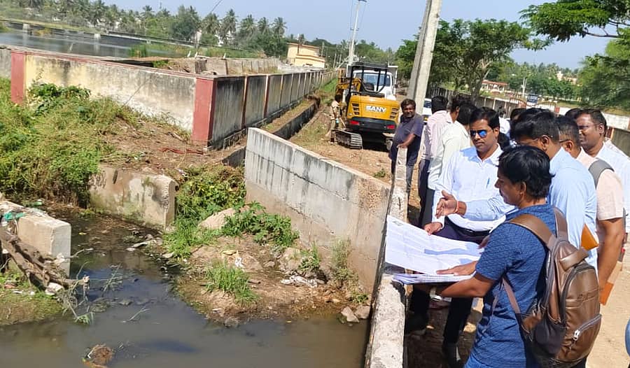ಮಂಡ್ಯ ನಗರದ ಗುತ್ತಲು ಕೆರೆಗೆ ತ್ಯಾಜ್ಯ ನೀರು ಹರಿಸಲಾಗುತ್ತಿರುವ ಸಂಬಂಧ ಜಿಲ್ಲಾಧಿಕಾರಿ ಕುಮಾರ ಅವರು ಅಧಿಕಾರಿಗಳೊಂದಿಗೆ ಬುಧವಾರ ಸ್ಥಳಕ್ಕೆ ಭೇಟಿ ನೀಡಿ ಪರಿಶೀಲಿಸಿದರು