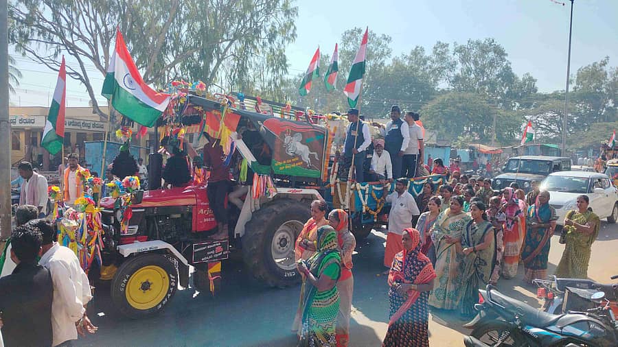 ಮೃತ ಮಾಜಿ ಸೈನಿಕ ಹಾಗೂ ಪೋಲೀಸ್ ಪೇದೆ ಹಣಮಂತ ಸಿದ್ದಪ್ಪ ಮೈಲಾರಿ ಅವರ ಪಾರ್ಥೀವ ಶರೀರದ ಮೇರಣಿಗೆಯು ಕೆರೂರ ಪಟ್ಟಣದಿಂದ ಚಿಂಚಲಕಟ್ಟಿ ಗ್ರಾಮದವರೆಗೆ ನಡೆಯಿತು.