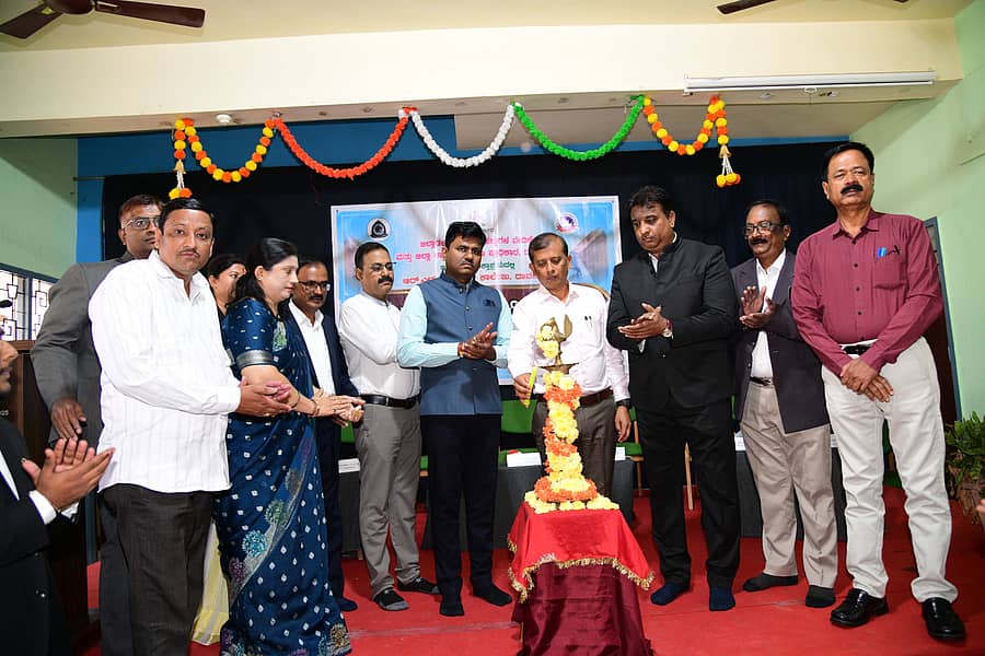 ದಾವಣಗೆರೆಯ ಆರ್.ಎಲ್. ಕಾನೂನು ಕಾಲೇಜಿನಲ್ಲಿ ಬುಧವಾರ ಏರ್ಪಡಿಸಿದ್ದ ಮಾನವ ಹಕ್ಕುಗಳ ದಿನಾಚರಣೆ ಕಾರ್ಯಕ್ರಮವನ್ನು ಜಿಲ್ಲಾಧಿಕಾರಿ ಜಿ.ಎಂ. ಗಂಗಾಧರಸ್ವಾಮಿ ಉದ್ಘಾಟಿಸಿದರು