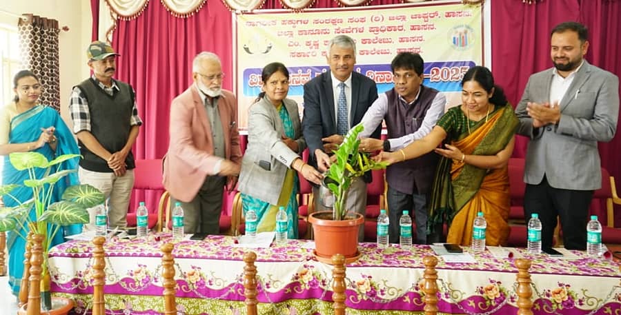 ಹಾಸನದ ಎಂ.ಕೃಷ್ಣ ಕಾನೂನು ಕಾಲೇಜಿನಲ್ಲಿ ಬುಧವಾರ ಆಯೋಜಿಸಿದ್ದ ಕಾರ್ಯಕ್ರಮವನ್ನು ನ್ಯಾಯಾಧೀಶ ದೇವರಾಜು ಉದ್ಘಾಟಿಸಿದರು