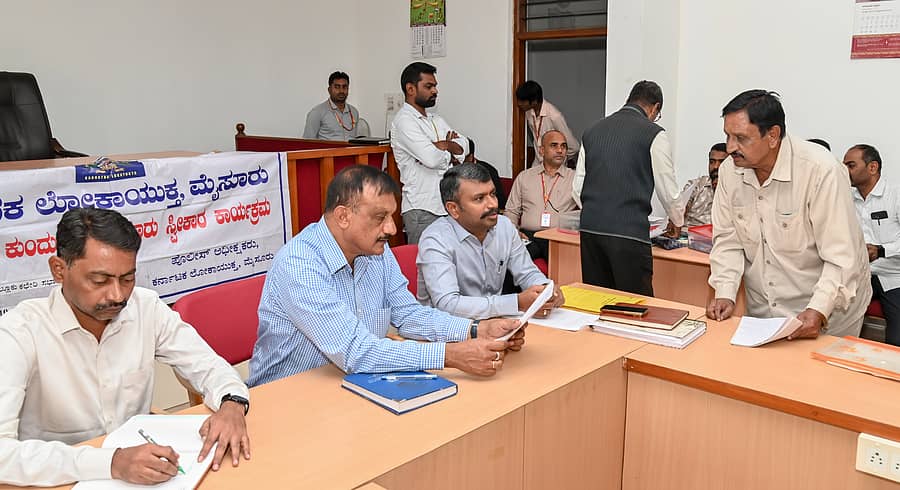 ತಾಲ್ಲೂಕು ಪಂಚಾಯಿತಿ ಸಭಾಂಗಣದಲ್ಲಿ ಬುಧವಾರ ಲೋಕಾಯುಕ್ತ ಡಿವೈಎಸ್ಪಿ ಶೈಲೇಂದ್ರ ಸಾರ್ವಜನಿಕರೊಬ್ಬರಿಂದ ದೂರು ಸ್ವೀಕರಿಸಿದರು. ತಾ.ಪಂ. ಇಒ ಕೃಷ್ಣ, ತಹಶೀಲ್ದಾರ್ ಮಹೇಶ್ಕುಮಾರ್ ಜೊತೆಗಿದ್ದರು –ಪ್ರಜಾವಾಣಿ ಚಿತ್ರ