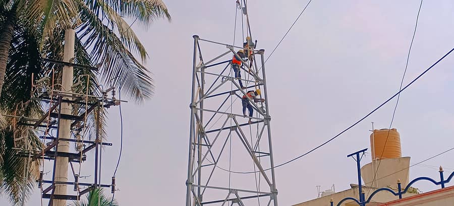 ಮಾಗಡಿ ಪಟ್ಟಣದ ಮಂಜುನಾಥ್ ಬಡಾವಣೆಯ ಕಟ್ಟಡವೊಂದರಲ್ಲಿ ಅಳವಡಿಸಿದ್ದ ಜಿಯೋ ಕಂಪನಿಯ ಟವರ್ ತೆರವುಗೊಳಿಸಿದ ಸಿಬ್ಬಂದಿ