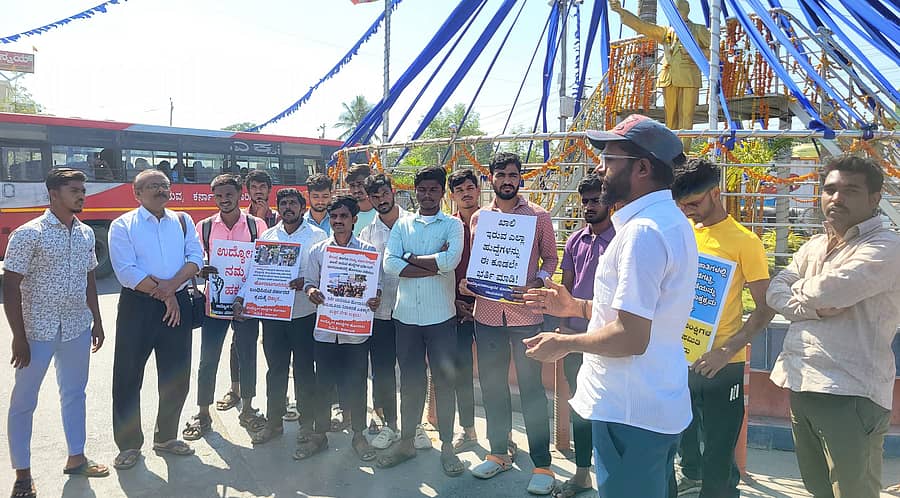 ಧಾರವಾಡದಲ್ಲಿ ಉದ್ಯೋಗಾಕಾಂಕ್ಷಿಗಳನ್ನು ಏಕಾಏಕಿ ಬಂಧಿಸಿರುವ ಕ್ರಮವನ್ನು ವಿರೋಧಿಸಿ ಉದ್ಯೋಗಾಕಾಂಕ್ಷಿಗಳ ಹೋರಾಟ ಸಮಿತಿ ಕಾರ್ಯಕರ್ತರು ರಾಯಚೂರಿನ ಡಾ.ಬಿ.ಆರ್. ಅಂಬೇಡ್ಕರ್ ವೃತ್ತದಲ್ಲಿ ಪ್ರತಿಭಟನೆ ನಡೆಸಿದರು