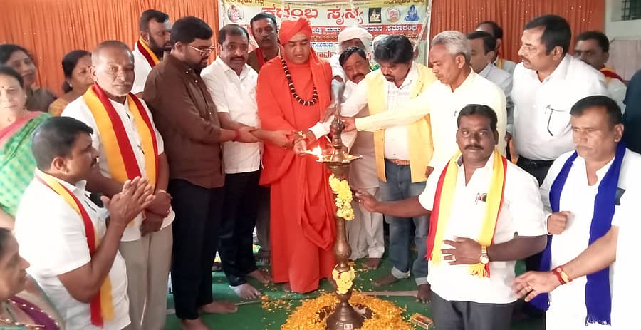 ಶ್ರೀರಂಗಪಟ್ಟಣ ಸಮೀಪದ ಚಂದ್ರವನ ಆಶ್ರಮದಲ್ಲಿ ಕದಂಬ ಸೈನ್ಯ ಕನ್ನಡ ಸಂಘಟನೆ ಬುಧವಾರ ಏರ್ಪಡಿಸಿದ್ದ ರಾಜ್ಯ ಮಟ್ಟದ ಕವಿಗೋಷ್ಠಿ ಮತ್ತು ಪ್ರಶಸ್ತಿ ಪ್ರದಾನ ಸಮಾರಂಭವನ್ನು ಚಲನಚಿತ್ರ ನಿರ್ಮಾಪಕ ಎನ್. ನರಸಿಂಹಮೂರ್ತಿ ಉದ್ಘಾಟಿಸಿದರು. ತ್ರಿನೇತ್ರ ಮಹಾಂತ ಶಿವಯೋಗಿ ಸ್ವಾಮೀಜಿ, ಬಿಜೆಪಿ ಮುಖಂಡ ಇಂಡುವಾಳು ಸಚ್ಚಿದಾನಂದ ಪಾಲ್ಗೊಂಡಿದ್ದರು