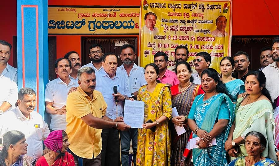 ಹುಂಚದಕಟ್ಟೆ ಗ್ರಾಮ ಪಂಚಾಯಿತಿಯ ಜನವಿರೋಧಿ ನಡವಳಿಕೆಯನ್ನು ಖಂಡಿಸಿ ಕಿಮ್ಮನೆ ರತ್ನಾಕರ್ ನೇತೃತ್ವದಲ್ಲಿ ಪ್ರತಿಭಟನೆ ನಡೆಯಿತು. ತಾಲ್ಲೂಕು ಪಂಚಾಯಿತಿ ಮುಖ್ಯ ಕಾರ್ಯನಿರ್ವಹಣಾಧಿಕಾರಿಯವರಿಗೆ ಮನವಿ ಕೊಡಲಾಯಿತು