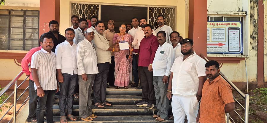 ರೈತ ಪ್ರತಿಭಟನೆಯಲ್ಲಿ ಡಾ.ಬಿ.ಆರ್.ಅಂಬೇಡ್ಕರ್ ಅವರಿಗೆ ಅವಮಾನಿಸಿದ ಹಿನ್ನಲೆ ತಪ್ಪಿತಸ್ಥರ ವಿರುದ್ಧ ಸೂಕ್ತ ಕಾನೂನು ಕ್ರಮ ಜರುಗಿಸಬೇಕು ಎಂದು ಒತ್ತಾಯಿಸಿ ಶಿರಹಟ್ಟಿ ಉಪತಹಶೀಲ್ದಾರ್ ಗಿರಿಜವ್ವ ಪೂಜಾರ ಅವರಿಗೆ ಮನವಿ ಸಲ್ಲಿಸಲಾಯಿತು