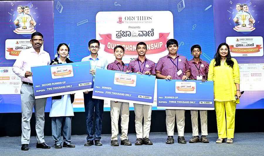 ಹುಬ್ಬಳ್ಳಿಯಲ್ಲಿ ನಡೆದ ಪ್ರಜಾವಾಣಿ ರಸಪ್ರಶ್ನೆ ಚಾಂಪಿಯನ್ಶಿಪ್ನಲ್ಲಿ ವಿಜೇತರಾದ ತಂಡಗಳಿಗೆ ತಹಶೀಲ್ದಾರ್ ಮಹೇಶ ಗಸ್ತೆ ಅವರು ಬಹುಮಾನ ವಿತರಿಸಿದರು. ಕ್ವಿಜ್ ಮಾಸ್ಟರ್ ಮೇಘವಿ ಮಂಜುನಾಥ ಹಾಜರಿದ್ದರು.