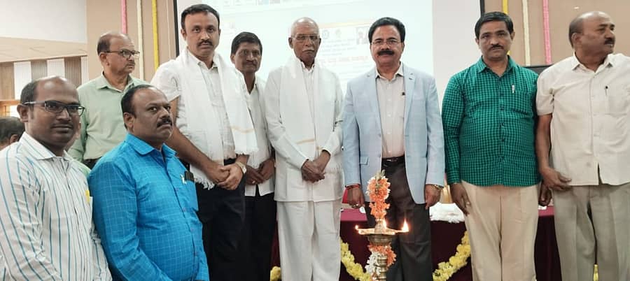 ದಾವಣಗೆರೆ ವಿಶ್ವವಿದ್ಯಾಲಯದಲ್ಲಿ ಬುಧವಾರ ಏರ್ಪಡಿಸಿದ್ದ ವಿಶೇಷ ಉಪನ್ಯಾಸ ಸಮಾರಂಭವನ್ನು ಕುಲಪತಿ ಪ್ರೊ.ಬಿ.ಡಿ. ಕುಂಬಾರ ಉದ್ಘಾಟಿಸಿದರು