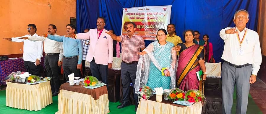 ರಾಜ್ಯ ಮಾನವ ಹಕ್ಕುಗಳ ಆಯೋಗ, ಜಿಲ್ಲಾಡಳಿತ, ಜಿಲ್ಲಾ ಪಂಚಾಯಿತಿ ವತಿಯಿಂದ ಮಂಡ್ಯ ನಗರದ ಕಲ್ಲು ಕಟ್ಟಡ ಬಾಲಕಿಯರ ಸರ್ಕಾರಿ ಪದವಿ ಪೂರ್ವ ಕಾಲೇಜಿನಲ್ಲಿ ಬುಧವಾರ ಹಮ್ಮಿಕೊಂಡಿದ್ದ ‘ಮಾನವ ಹಕ್ಕುಗಳ ದಿನಾಚರಣೆ 2025’ ಕಾರ್ಯಕ್ರಮದಲ್ಲಿ ಗಣ್ಯರು ವಿದ್ಯಾರ್ಥಿಗಳಿಗೆ ಪ್ರತಿಜ್ಞಾವಿಧಿ ಬೋಧಿಸಿದರು