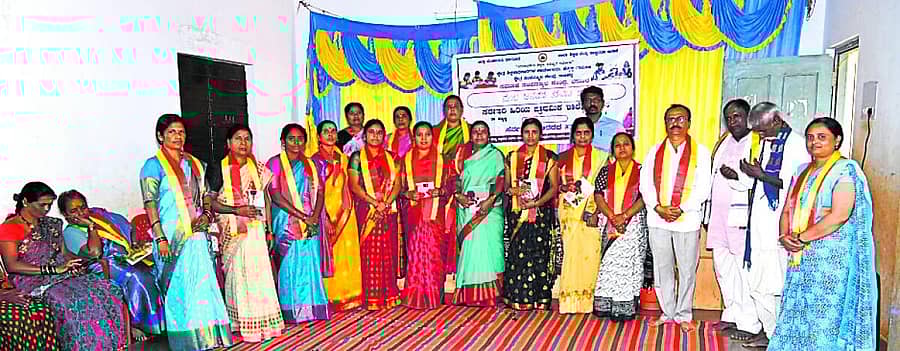 <div class="paragraphs"><p>ಹುಬ್ಬಳ್ಳಿ ತಾಲ್ಲೂಕಿನ ವರೂರು ಗ್ರಾಮದ ಸರ್ಕಾರಿ ಹಿರಿಯ ಪ್ರಾಥಮಿಕ ಶಾಲೆಯಲ್ಲಿ ಮಂಗಳವಾರ ಆಯೋಜಿಸಿದ್ದ ಮೂಲ ಜನಪದ ತರಬೇತಿ ಶಿಬಿರದಲ್ಲಿ ಗ್ರಾಮೀಣ ಮಹಿಳೆಯರು ಭಾಗವಹಿಸಿದ್ದರು</p></div>