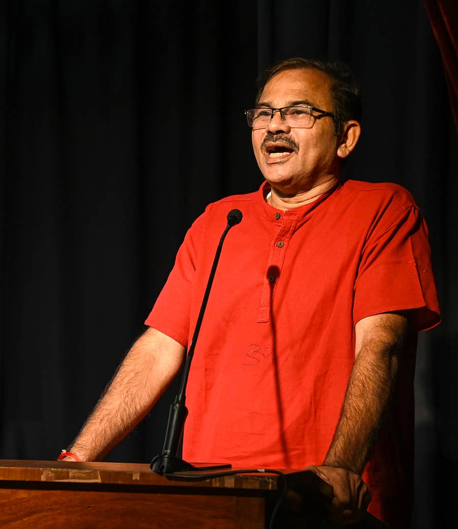 <div class="paragraphs"><p>ನಗರದಲ್ಲಿ ಅಜೀಂ ಪೇಮ್ಜಿ ವಿಶ್ವವಿದ್ಯಾನಿಲಯ ಆಯೋಜಿಸಿದ್ದ ‘ಎಸ್.ಎಲ್.ಭೈರಪ್ಪನವರ ಸಾಹಿತ್ಯಕ ಕೊಡುಗೆಗಳ ವಿವಿಧ ಮುಖಗಳು ಒಂದು ಅವಲೋಕನ’ದಲ್ಲಿ ಅಜಕ್ಕಳ ಗಿರೀಶ್ ಭಟ್ ಅವರು ಮಾತನಾಡಿದರು </p></div>