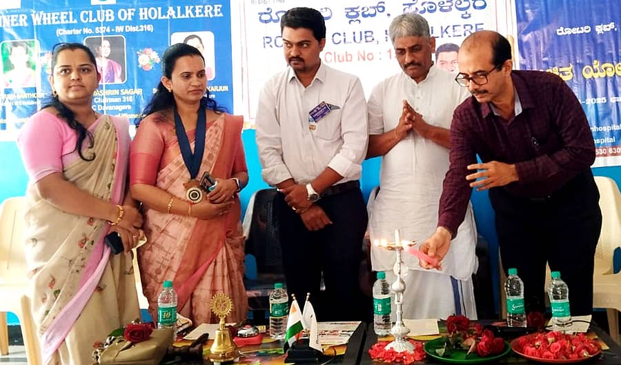 ಹೊಳಲ್ಕೆರೆಯಲ್ಲಿ ನಡೆದ ಉಚಿತ ಯೋಗ ಮತ್ತು ಪ್ರಕೃತಿ ಚಿಕಿತ್ಸಾ ಶಿಬಿರವನ್ನು ರಂಗಾಪುರದ ಋಷಿ ಸಂಸ್ಕೃತಿ ವಿದ್ಯಾಕೇಂದ್ರದ ಯೋಗ ಗುರು ತಿಪ್ಪಾರೆಡ್ಡಿ ಉದ್ಘಾಟಿಸಿದರು