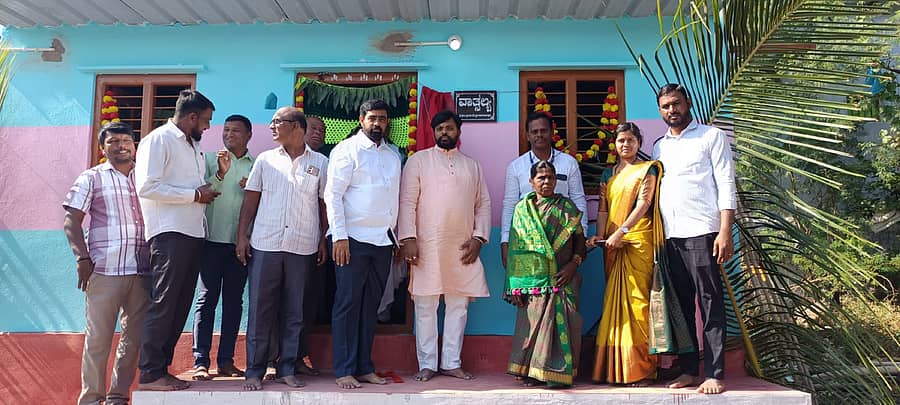 ಸುರಪುರ ತಾಲ್ಲೂಕಿನ ಬಿಜಾಸಪುರ ಗ್ರಾಮದಲ್ಲಿ ಧರ್ಮಸ್ಥಳ ಗ್ರಾಮಾಭಿವೃದ್ಧಿ ಯೋಜನೆ ವತಿಯಿಂದ ಹನುಮಂತಿ ಅವರಿಗೆ ವಾತ್ಸಲ್ಯ ಮನೆ ಹಸ್ತಾಂತರಿಸಲಾಯಿತು