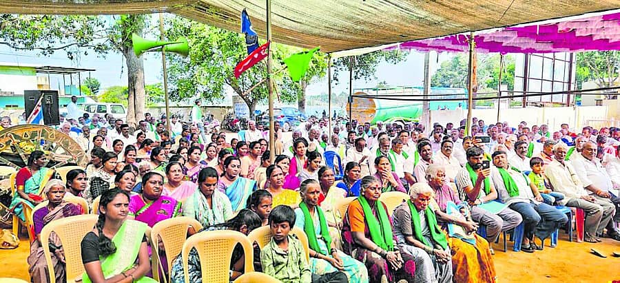 <div class="paragraphs"><p>ಚನ್ನರಾಯಪಟ್ಟಣ ಹೋರಾಟ ಸ್ಥಳದಲ್ಲಿ ನಡೆದ ಬಹಿರಂಗ ಸಭೆಯಲ್ಲಿ ಭಾಗವಹಿಸಿದ್ದ ರೈತರು ಮತ್ತು ರೈತ ಮಹಿಳೆಯರು</p></div>