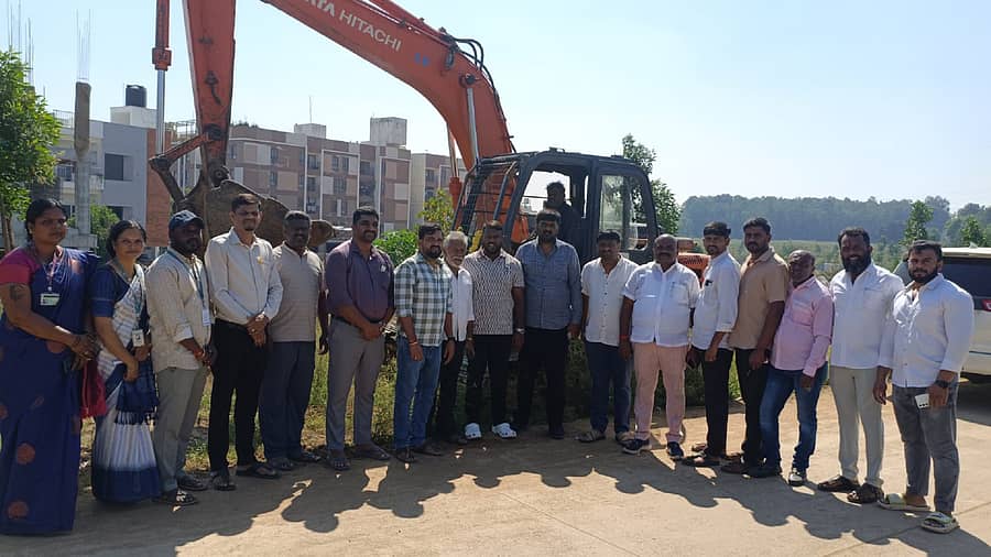 <div class="paragraphs"><p><strong>ಆನೇಕಲ್</strong> ತಾಲ್ಲೂಕಿನ ಕಾಚನಾಯಕನಹಳ್ಳಿ ಮತ್ತು ಹೊಸಹಳ್ಳಿ ಗ್ರಾಮದ ಕೊಂಡಾರೆಡ್ಡಿ ಕೆರೆ ಅಭಿವೃದ್ಧಿ ಕಾಮಗಾರಿಗೆ ಗ್ರಾಮ ಪಂಚಾಯಿತಿ ಅಧ್ಯಕ್ಷ ವಿನಯ್ ರೆಡ್ಡಿ ಭೂಮಿ ಪೂಜೆ ನೆರವೇರಿಸಿದರು</p></div>