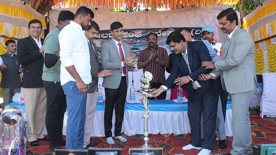 ಆನೇಕಲ್ನ ಎಎಸ್ಬಿ ಮೈದಾನದಲ್ಲಿ ತಾಲ್ಲೂಕು ವಕೀಲರ ಸಂಘದ ವತಿಯಿಂದ ಆನೇಕಲ್ ಆನೇಕಲ್ ಅಡ್ವೋಕೇಟ್ಸ್ ಪ್ರೀಮಿಯರ್ ಲೀಗ್ ಕ್ರಿಕೆಟ್ ಪಂದ್ಯಾವಳಿಯನ್ನು ಆನೇಕಲ್ ನ್ಯಾಯಾಲಯದ ನ್ಯಾಯಾಧೀಶ ಬಿ.ಸೋಮಶೇಖರ್ ಅವರು ಉದ್ಘಾಟಿಸಿದರು