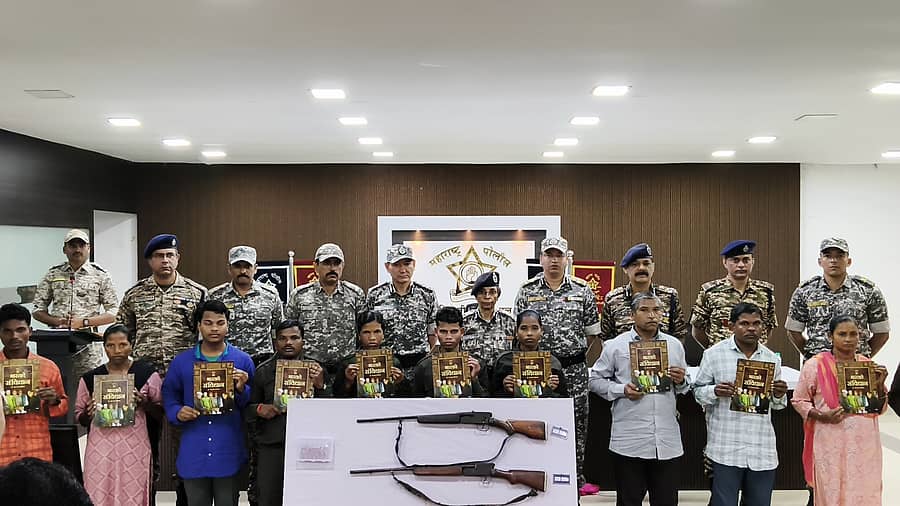 <div class="paragraphs"><p>ಪೊಲೀಸರ ಮುಂದೆ ಶರಣಾದ ನಕ್ಸಲರು</p></div>