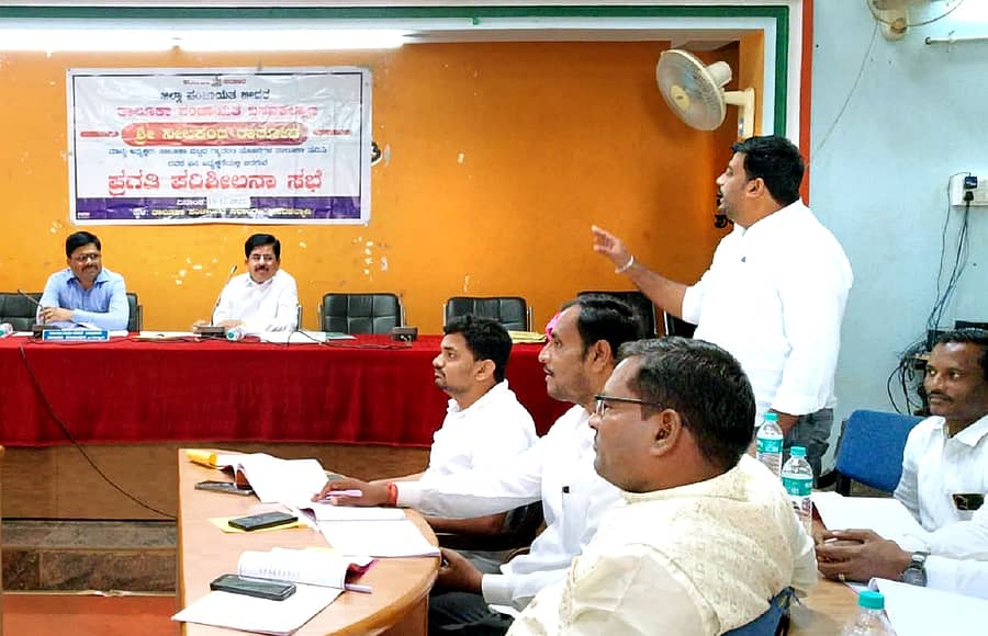 <div class="paragraphs"><p>ಬಸವಕಲ್ಯಾಣದಲ್ಲಿ ಬುಧವಾರ ನಡೆದ ಗ್ಯಾರಂಟಿ ಯೋಜನೆಗಳ ಅನುಷ್ಠಾನ ಸಮಿತಿ ಸಭೆಯಲ್ಲಿ ಅಧ್ಯಕ್ಷ ನೀಲಕಂಠ ರಾಠೋಡ, ಇಒ ರಮೇಶ ಸುಲ್ಫಿ ಹಾಗೂ ಸದಸ್ಯರು ಪಾಲ್ಗೊಂಡಿದ್ದರು</p></div>